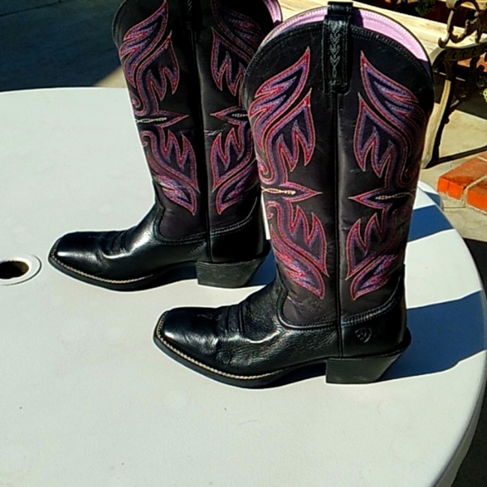 Cowboy boots size 8 med. Ariats black